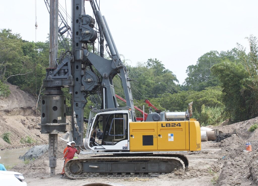 Rotary drilling rigs drilling vehicles